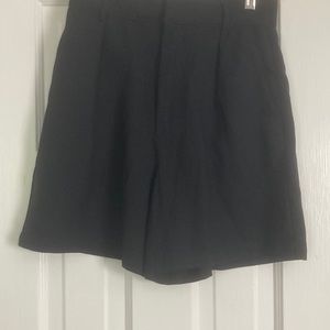 Abercrombie & Fitch trailered dress shorts. black and size extra small